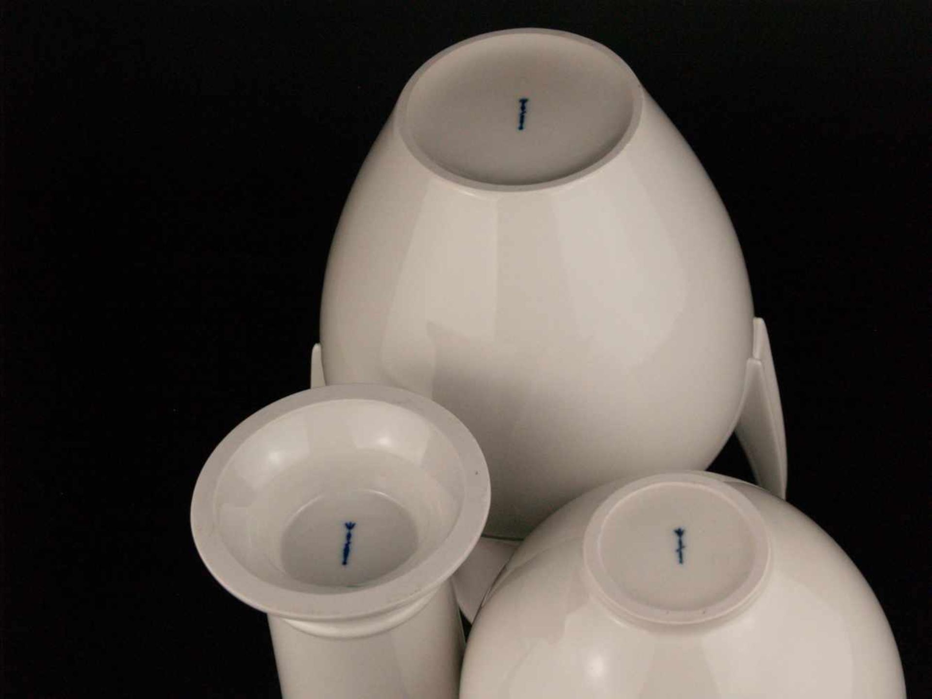 Drei Vasen - KPM Berlin, jeweils unterglasurblaue Zeptermarke, Weißporzellan glasiert, 1x - Bild 5 aus 6