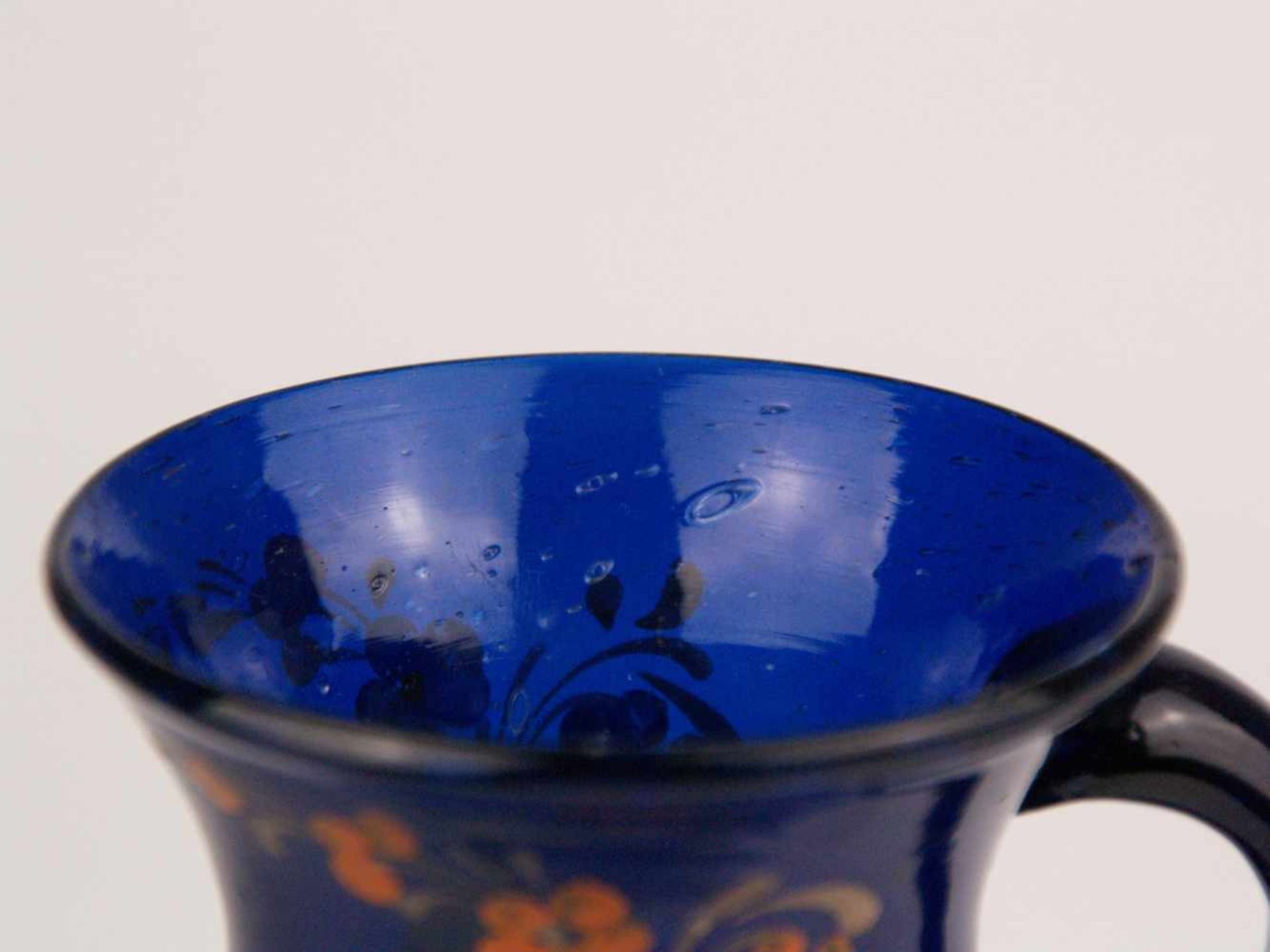Zwei Becher - 1x Klarglas, teilweise lila getönt, zylindrischer gerillter Korpus, Email- - Bild 6 aus 10