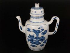Teekanne - China, unterglasurblaue Bemalung, in zwei Reserven Kostbarkeiten, Hals und Deckel mit
