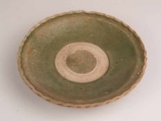 Kleiner Seladonteller - runder Teller mit gewelltem Rand, teilweise mit Seladon-Glasur, auf rundem