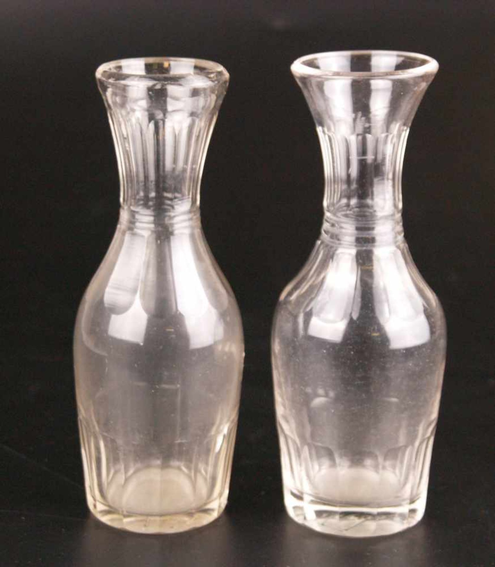 Zwei Likörkaraffen - deutsch, um 1850, Klarglas, geschliffen, leicht unterschiedliche Formen mit