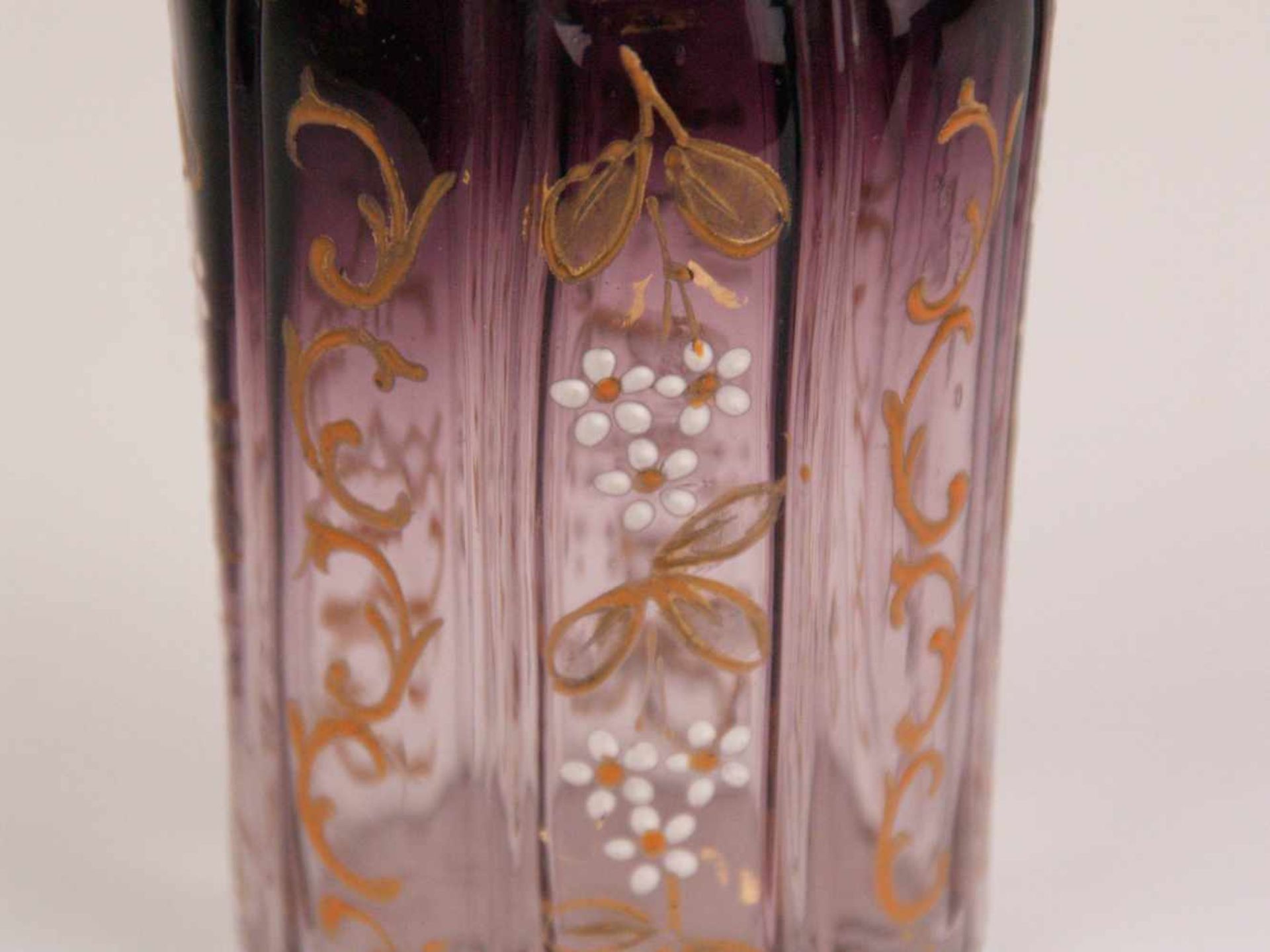 Zwei Becher - 1x Klarglas, teilweise lila getönt, zylindrischer gerillter Korpus, Email- - Bild 3 aus 10