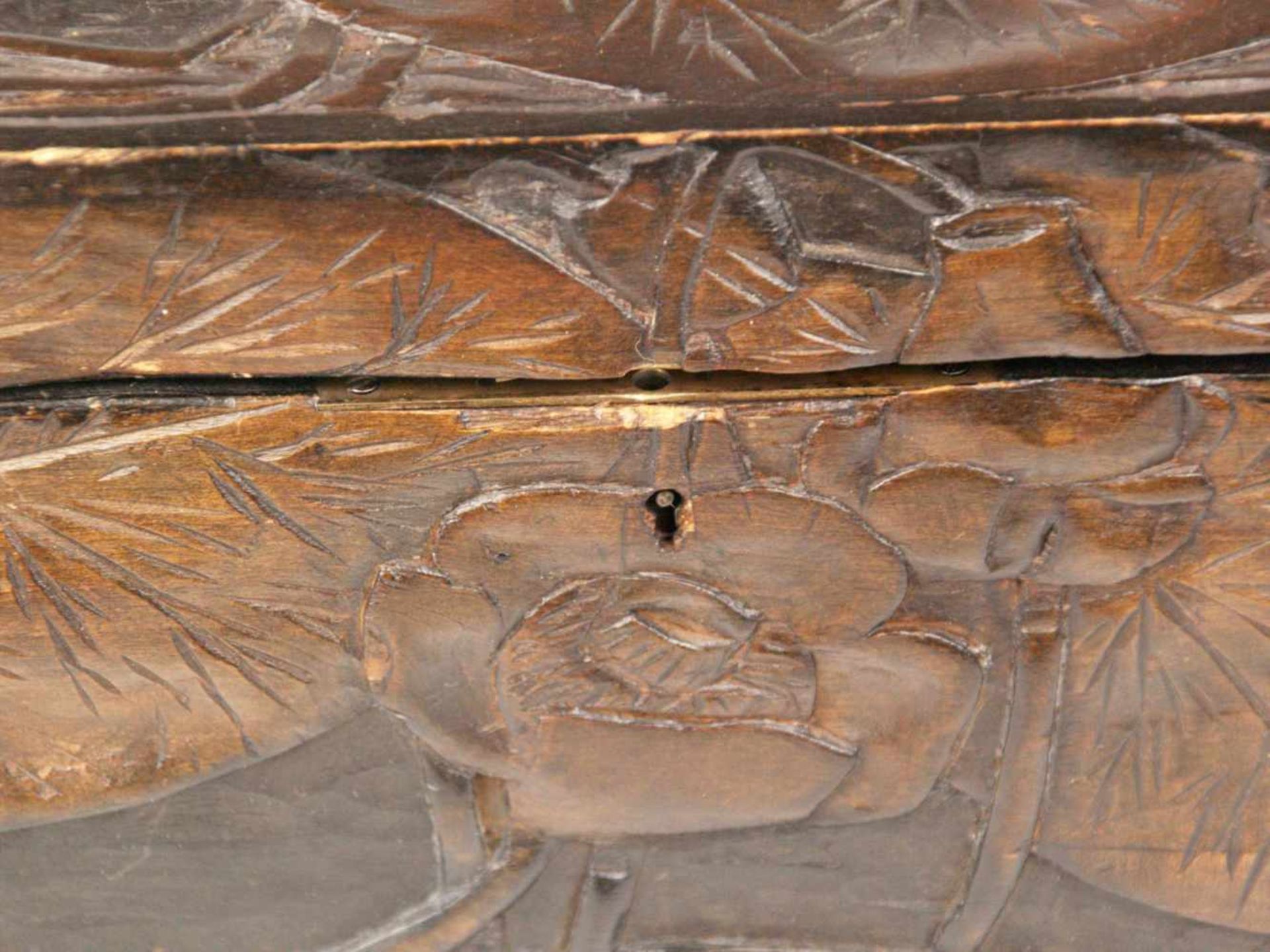 Holzkasten - rechteckiger Korpus, außen braun bemalt, geschnitzter Lotosblumen Dekor, - Bild 5 aus 10