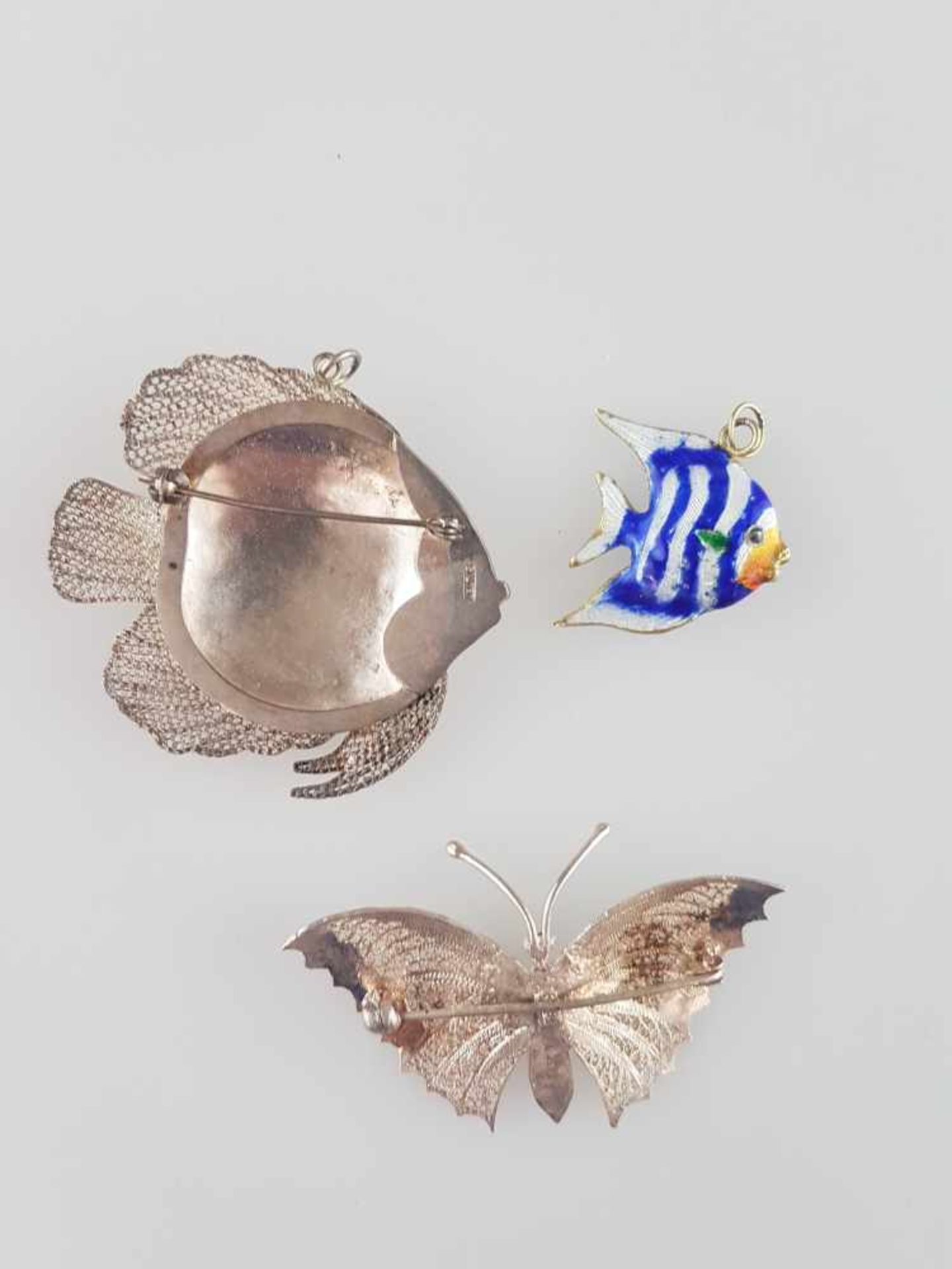 Zwei Silberbroschen - Fisch bzw. Schmetterling, Filigransilber emailiert, gepunzt, ca.5x5,2/3,5x5, - Bild 3 aus 3