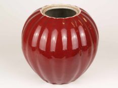 Sang-de-boeuf-Keramikvase - China, gebauchte Rippenform,auf Wandung ochsenblut-farbene Laufglasur,