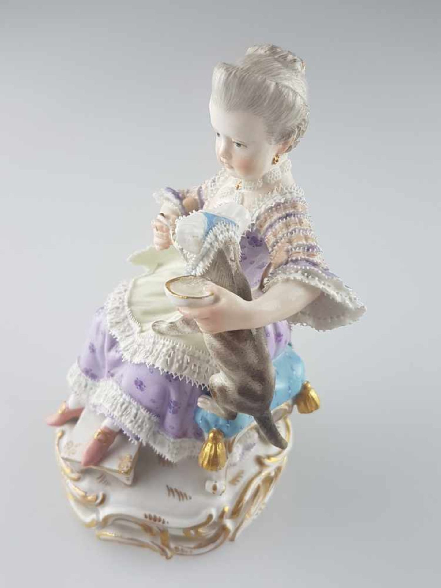 Porzellanfigur Meissen - unterglasurblaue Schwertermarke, Knaufzeit, "Mädchen mit Hund", - Bild 2 aus 12