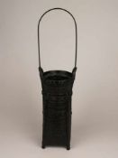 Ikebana-Korb aus Metall - Vase in Bambusflecht-Optik, konische, sich nach unten quadratisch