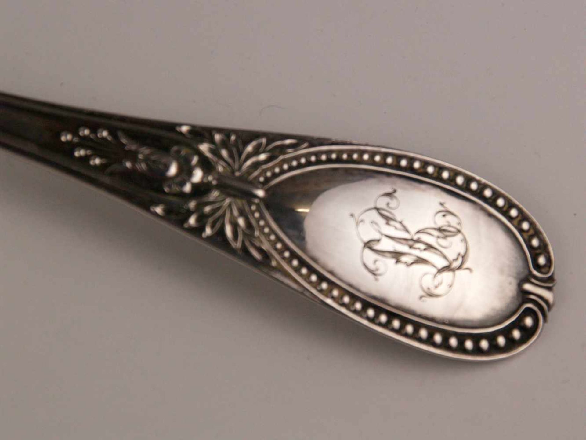 Kelle - 800 Silber, Punze mit Halbmond und Krone, Griff mit vegetabilem Reliefdekor, Rückseite mit - Bild 5 aus 7