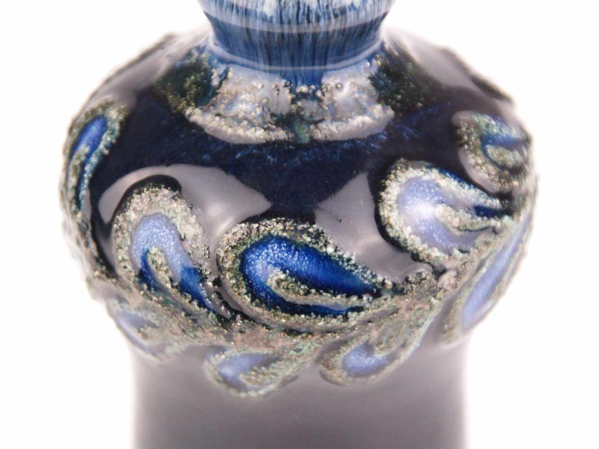 Jugendstil-Vase - Keramik, dunkelblau, umlaufend Schlickermalerei mit floralem Dekor, Unterseite - Bild 3 aus 4