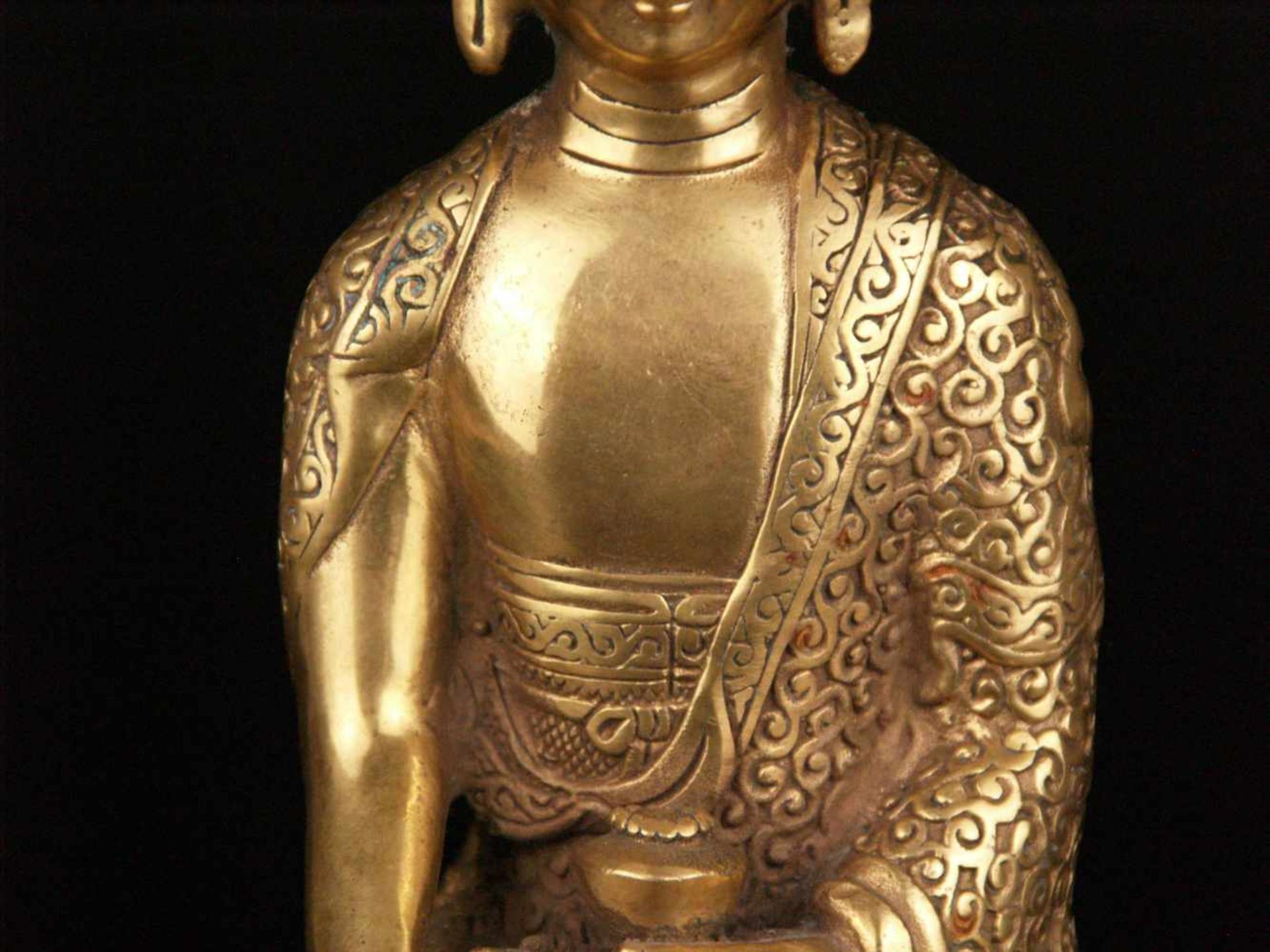 Buddha Shakyamuni - China,Gelbguss,im Padmasana auf erhöhtem Lotossockel sitzend,die rechte Hand - Bild 4 aus 7