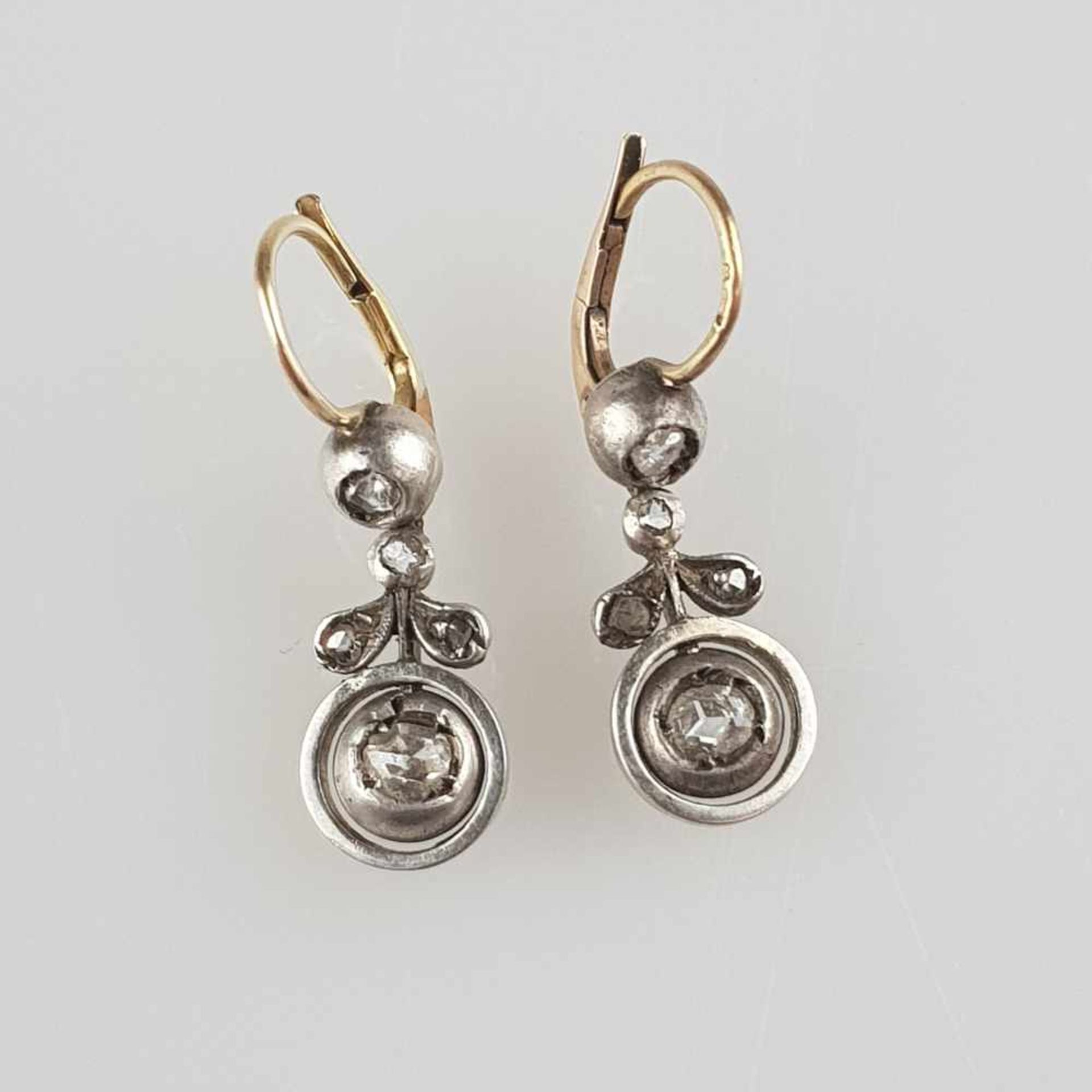 Paar filigrane Ohrhänger - England, 18.Jh., Gold auf Silber, Ohrhänger in Form von belaubten
