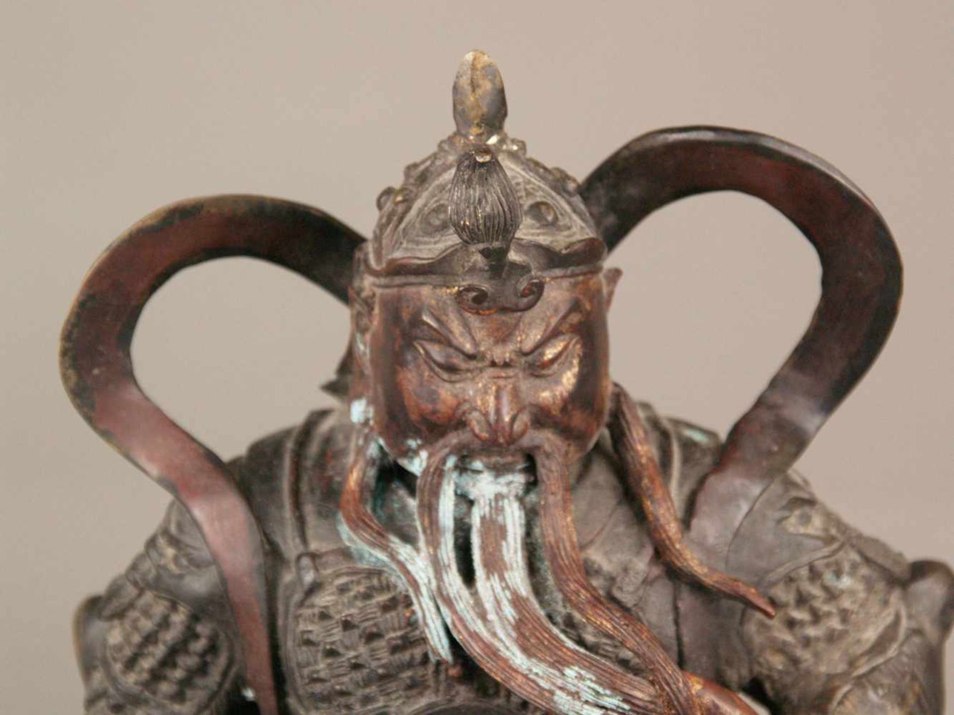 Bronzefigur des Gottes Guan di (auch Guan Yu)- China, Bronze, Spuren von Goldlackfassung, - Bild 3 aus 10