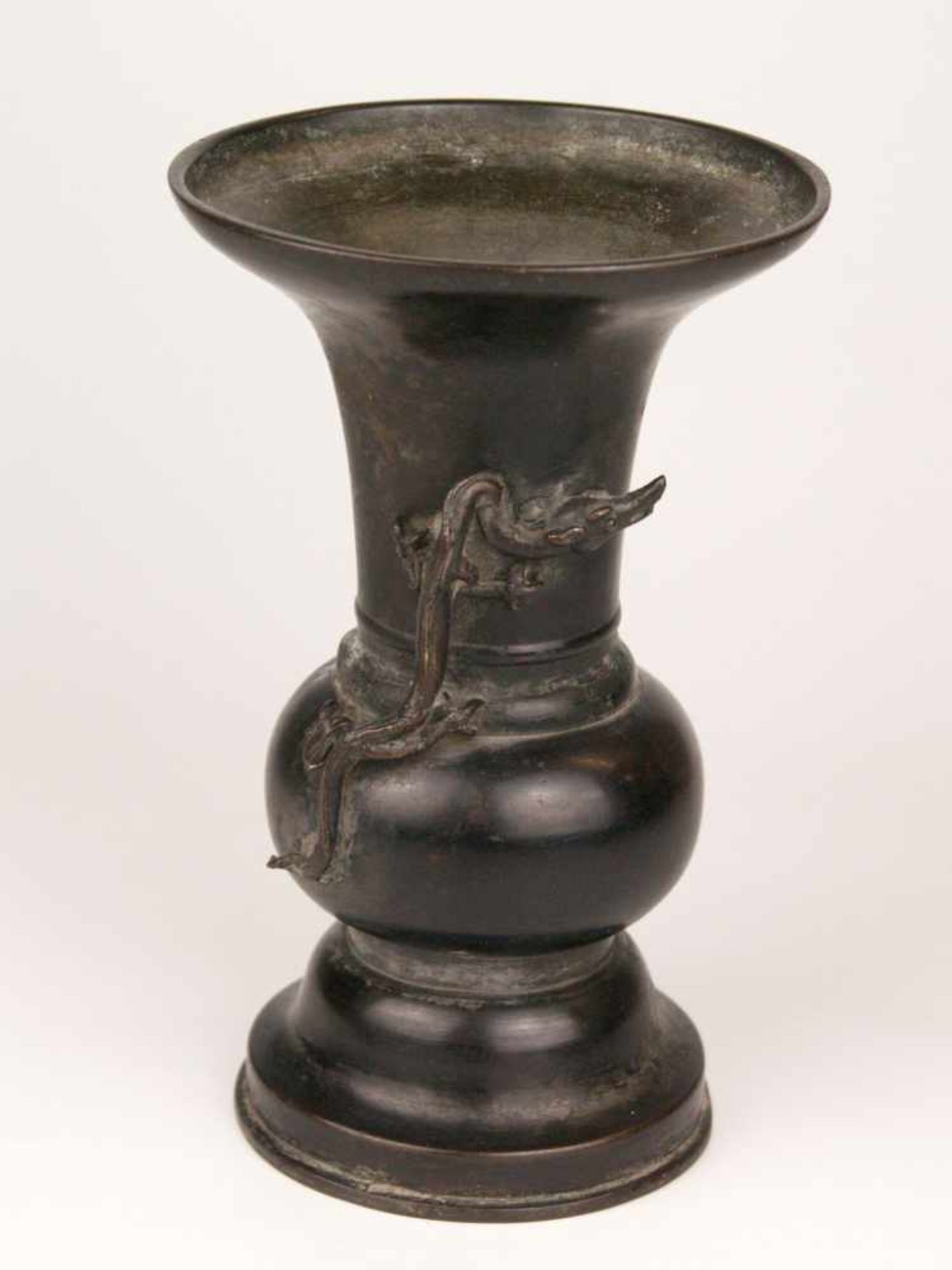 Bronzevase - China, im archaischen Stil, nodierter Korpus auf glockenförmigem Fuß, trompetenartig