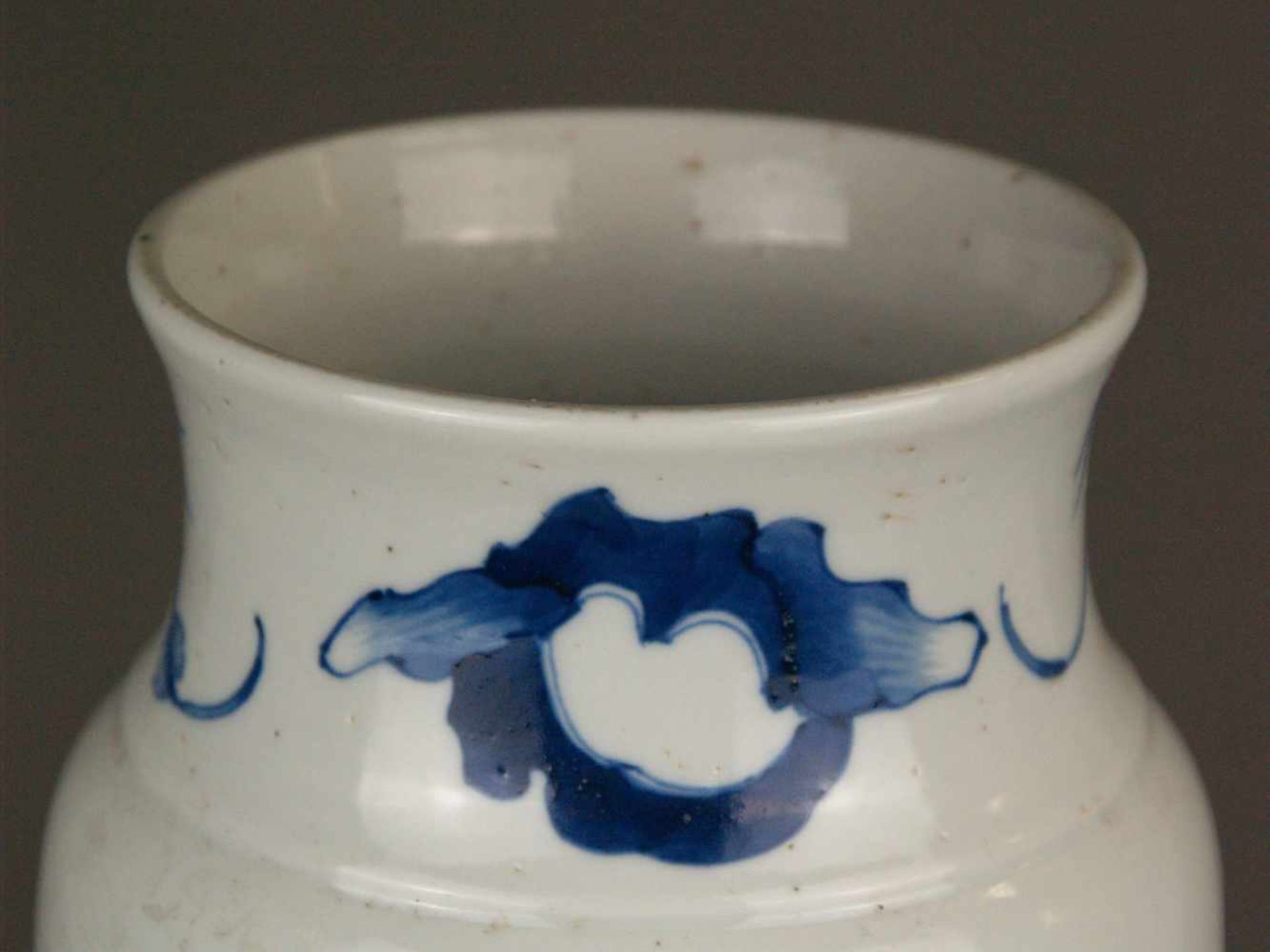 Blau-Weiß-Vase - China, hohe leicht ausgestellte Zylinderform mit eingeschnürter Mündung und - Bild 2 aus 9
