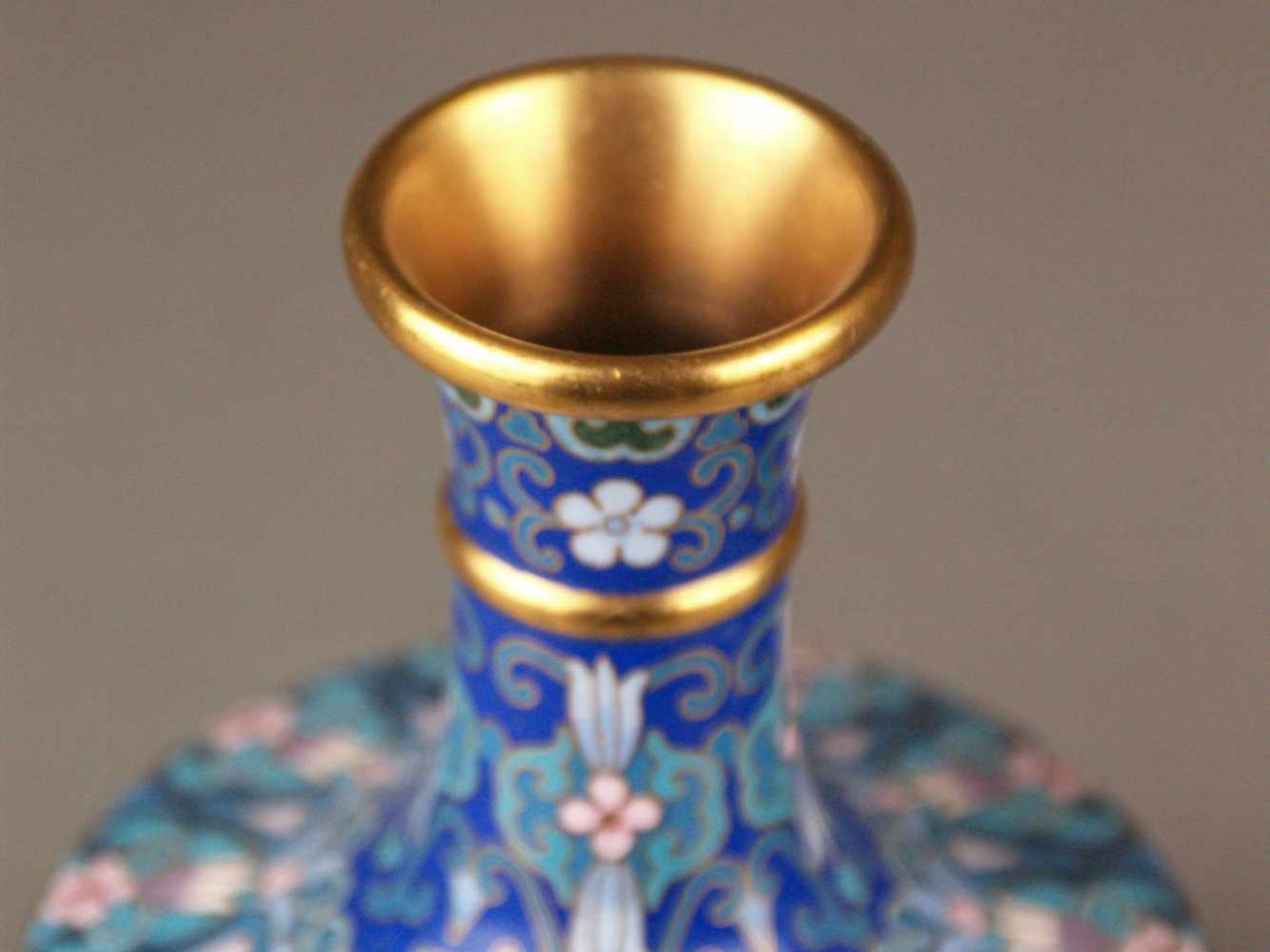 Paar Cloisonné-Vasen- China, 20.Jh., Cloisonné-Email mit Kranichen in stilisierter Landschaft, - Bild 2 aus 8