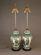 Paar Deckelvasen-Lampen - China/Japan, Anfang 20.Jh., 2-flammig, glasierte Keramik ,Achtkantvasen
