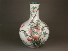 Neun Pfirsich-Vase - China, Tian Qiu Pin-Typus, in Famille rose-Emailfarben dekoriert mit