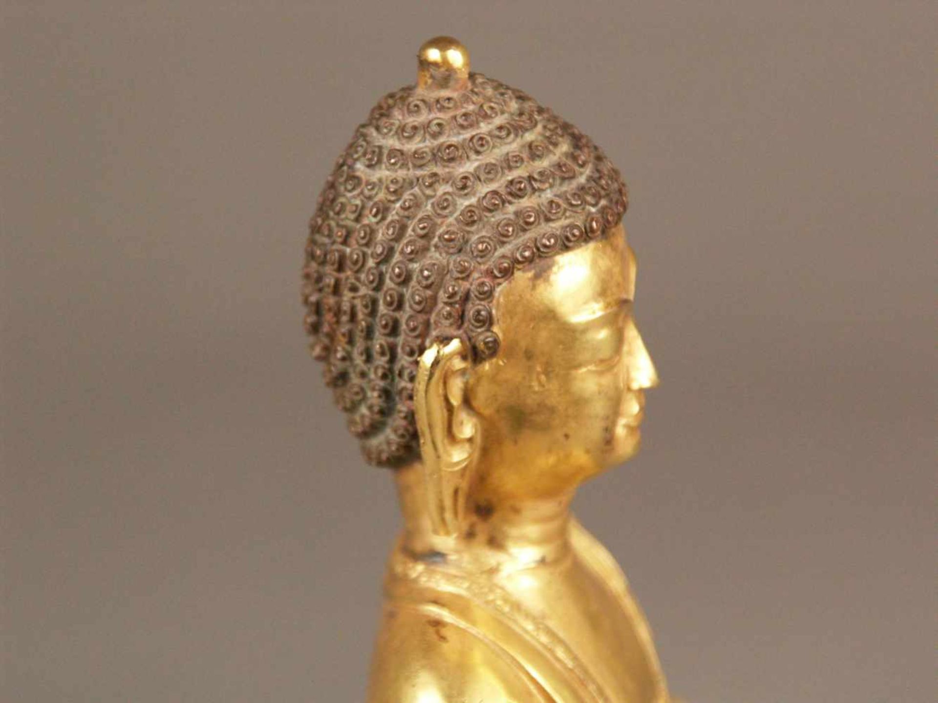 Buddha Shakyamuni - Sinotibetisch, wohl 19.Jh., Kupferlegierung, feuervergoldet, auf doppeltem - Bild 7 aus 9