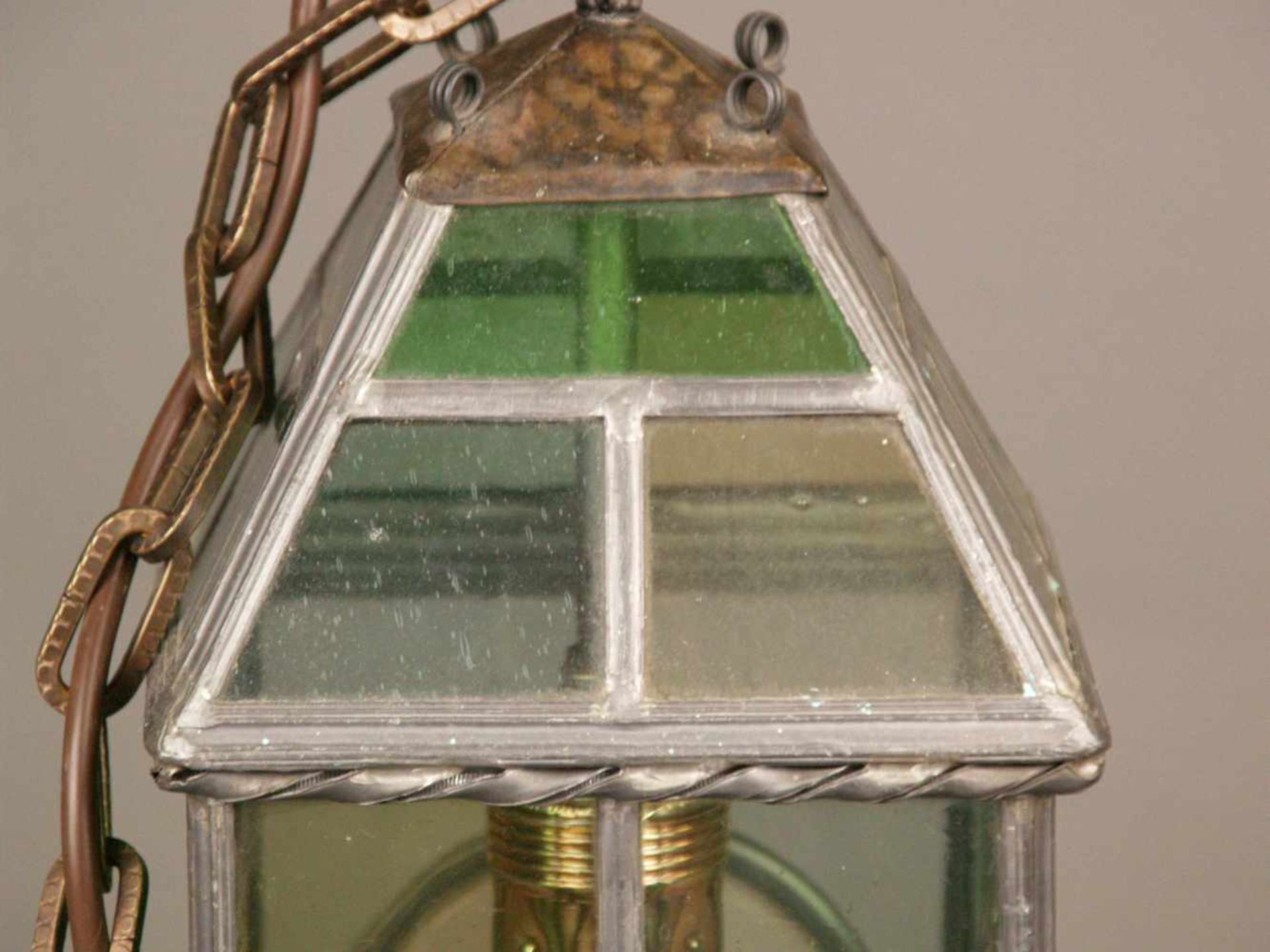 Deckenlampe mit Bleiverglasung - 1920er/30er Jahre, quadratischer Korpus mit geschrägtem Dach, - Bild 3 aus 4