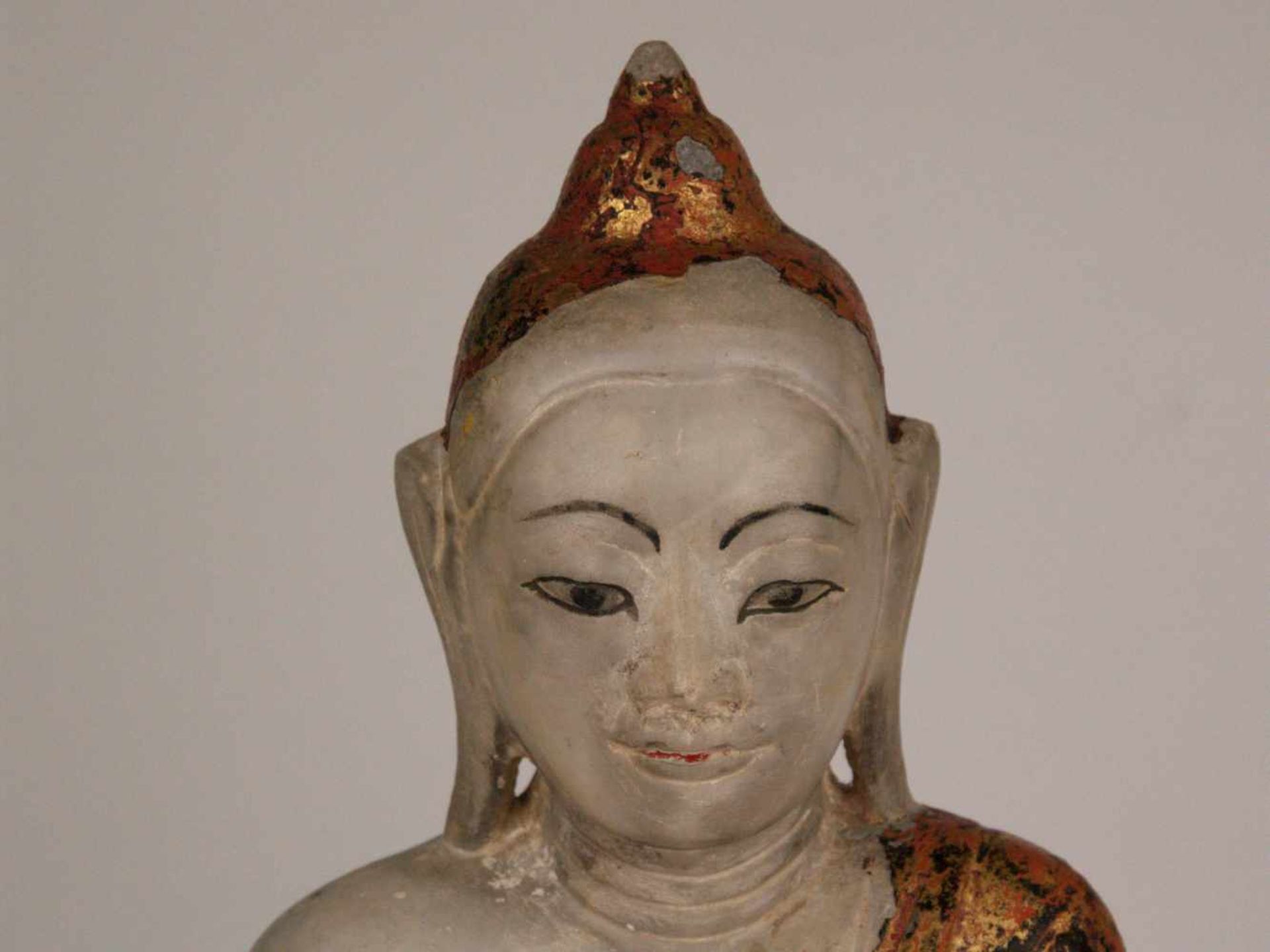 Alabasterbuddha - Burma, Ava-Stil, 18. Jahrhundert, Alabaster partiell mit Lackfassung, auf - Image 4 of 9