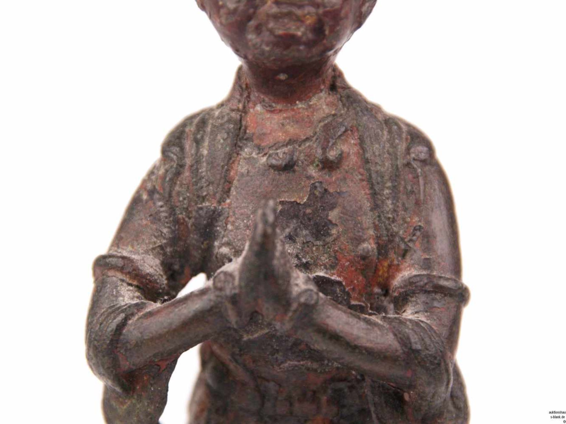 Kleine Arhat-Figur - Bronze, Lack-und Vergoldungsreste, stehend auf hoch gewölbtem Sockel, die Hände - Bild 4 aus 8
