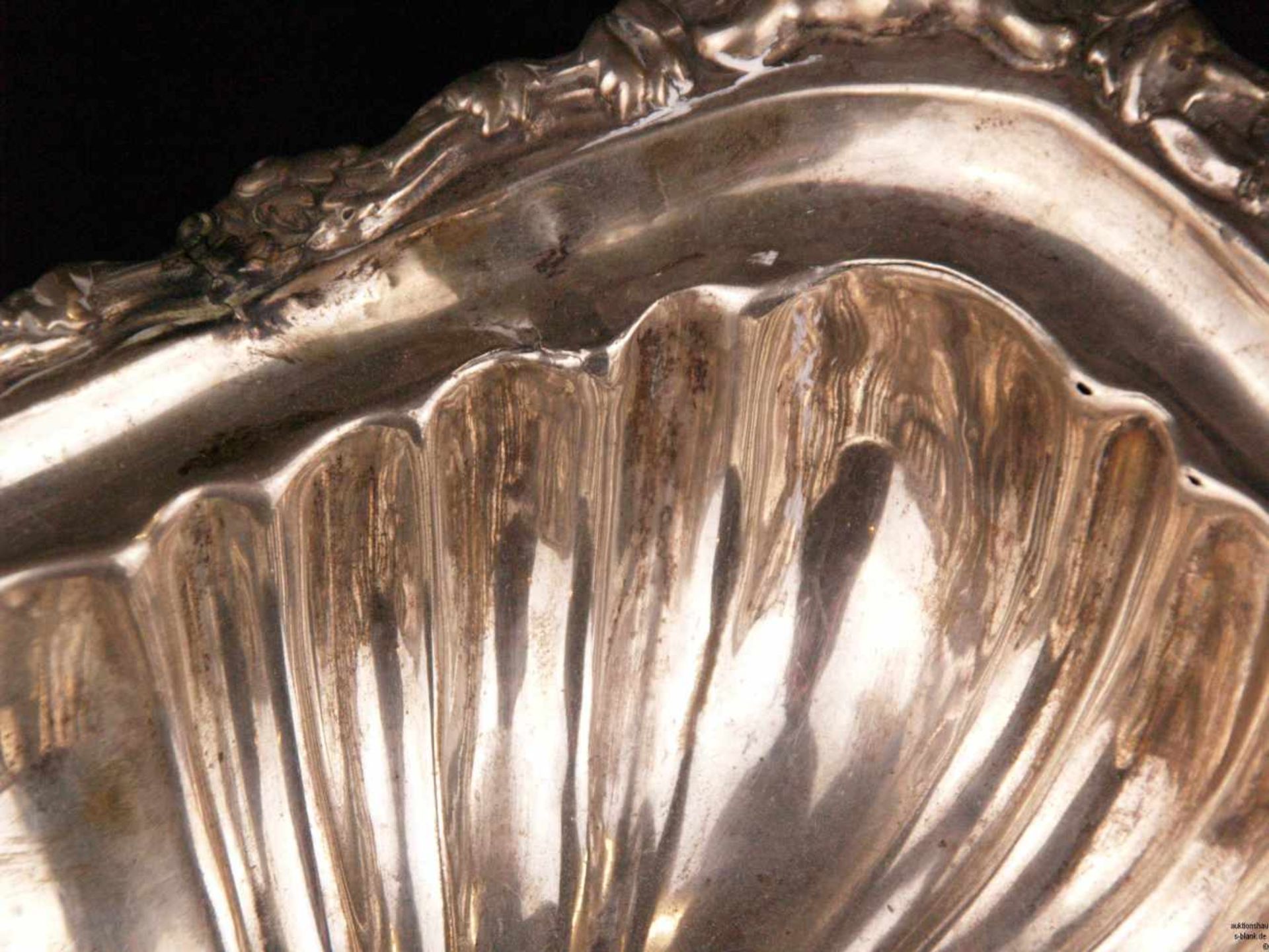 Gebäckkorb - Silber, 19.Jh.,gefußte Form, Wandung mit Melonenrippen und reliefierter Fahne sowie - Bild 4 aus 7