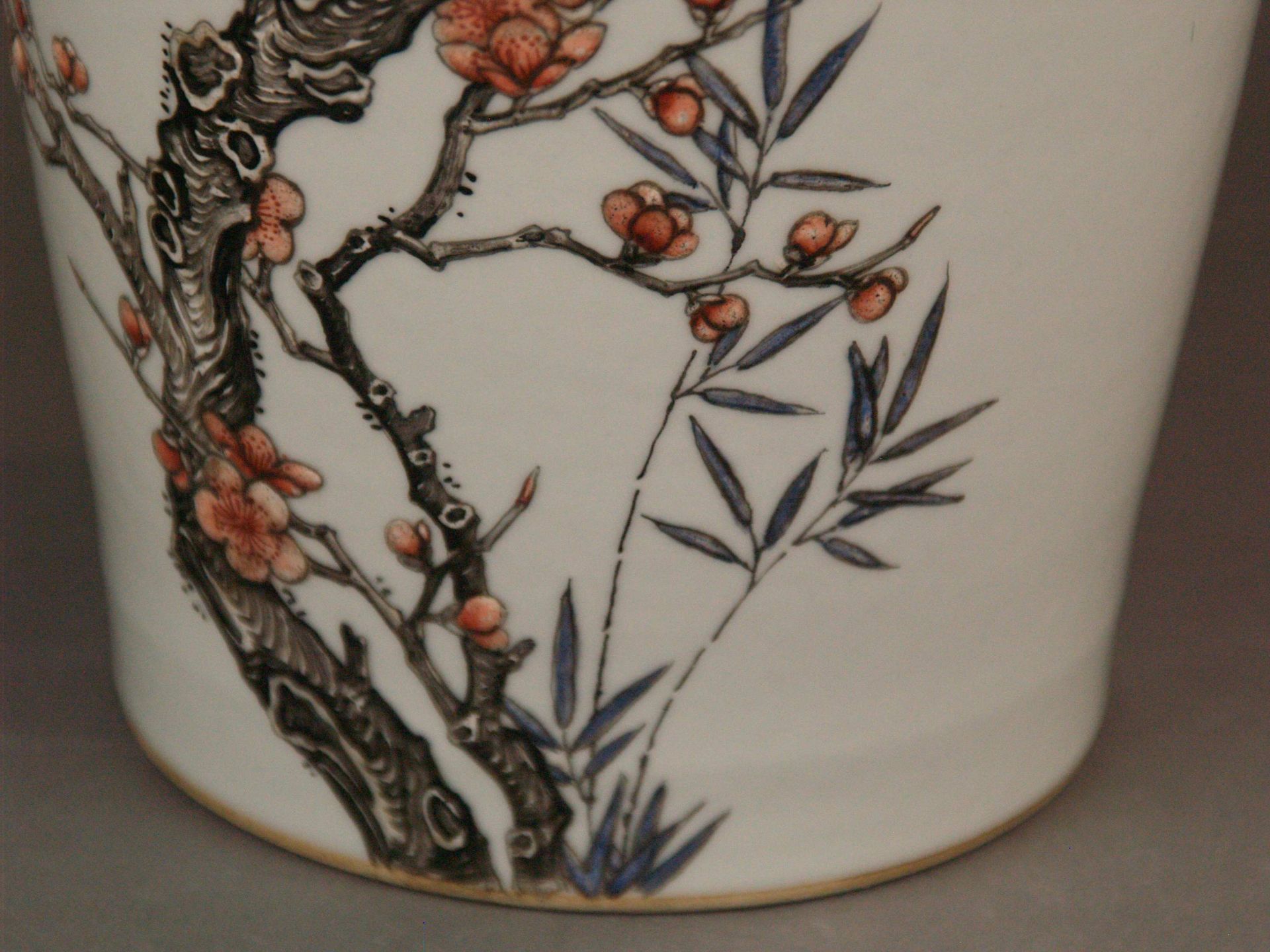 'Famille rose'-Vase mit Elstern und blühenden Pflaumen - China, Porzellan, bemalt mit - Bild 7 aus 9