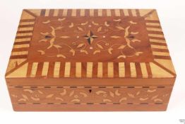 Nähkasten - rechteckige Form, Holz, Perlmutt- und Holzintarsien, geometrisches und florales