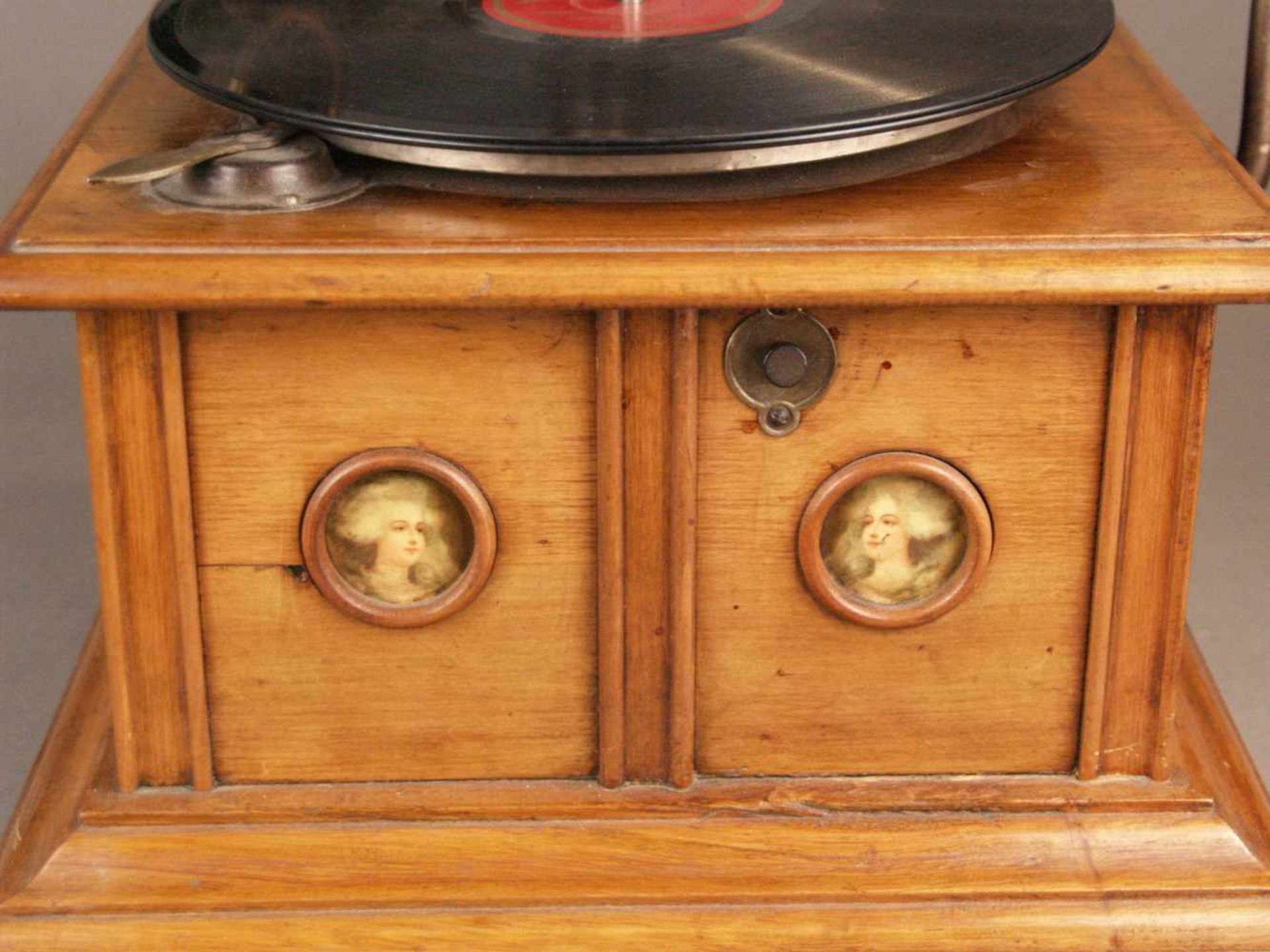 Altes Grammophon - Holzgehäuse, Vorderseite mit zwei Damenporträts, Schalldose gemarkt "Veni Vidi - Bild 7 aus 10