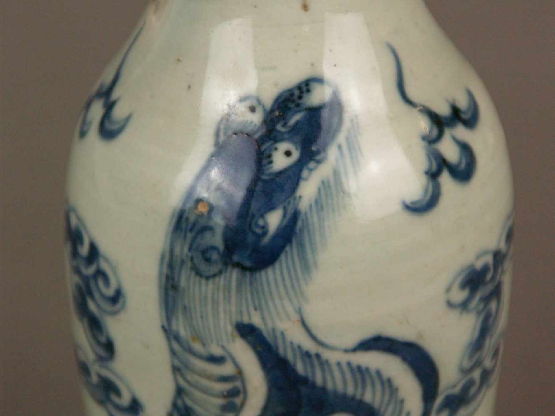 Balustervase - China, graue Glasur, schauseitig mit Shishi-Darstellung in Unterglasurblau, - Bild 4 aus 7