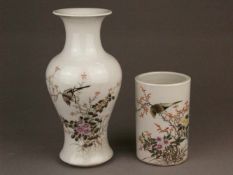 Vase & Pinselbecher - China 20.Jh., Porzellan mit polychromer Aufglasurmalerei: Vogel auf