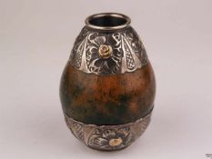 Trinkgefäß für Mate-Tee - Argentinien, Kalebasse mit floraler Silbermontierung an der Öffnung und