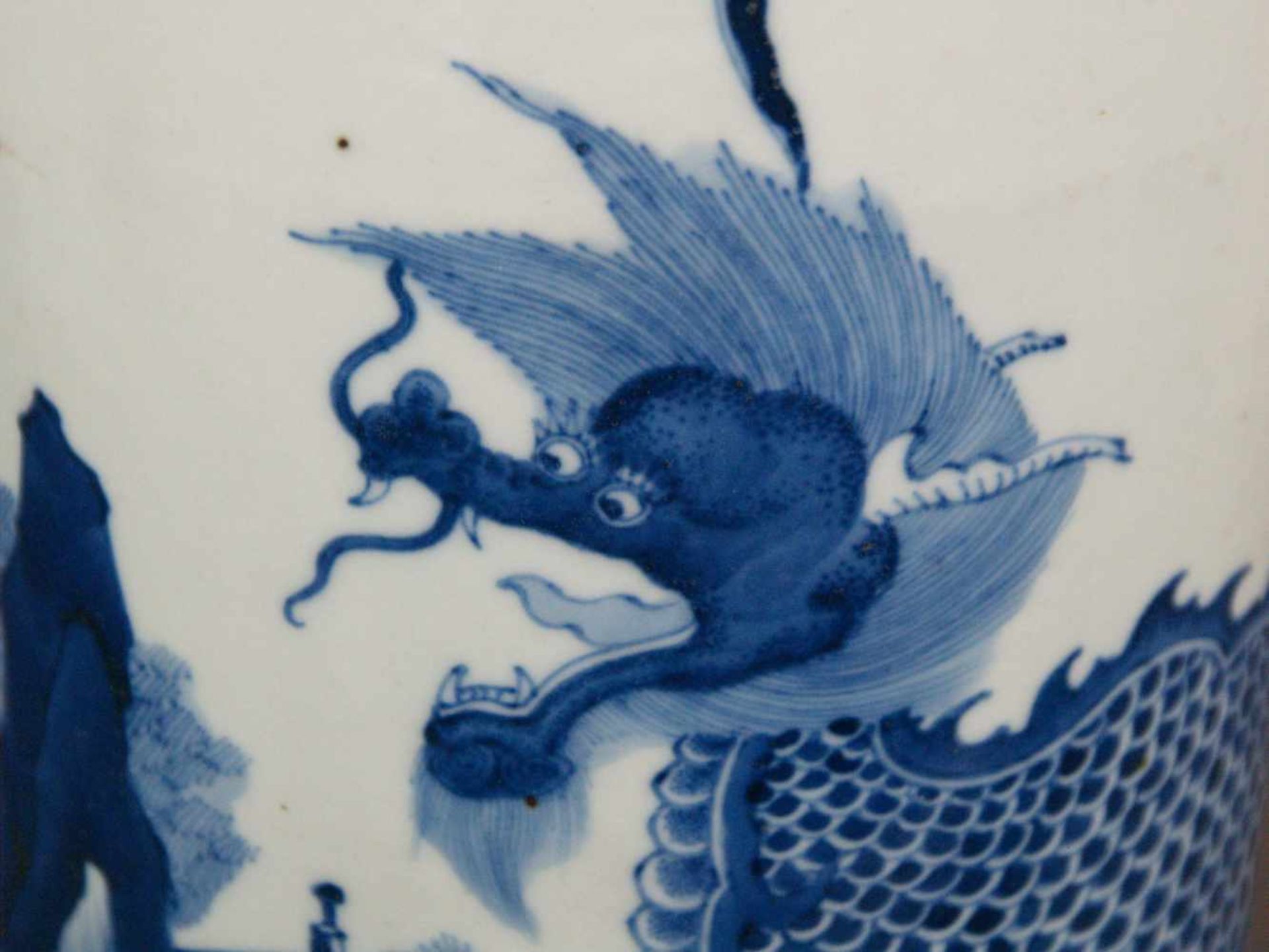Blau-Weiß-Vase - China, hohe leicht ausgestellte Zylinderform mit eingeschnürter Mündung und - Bild 6 aus 9