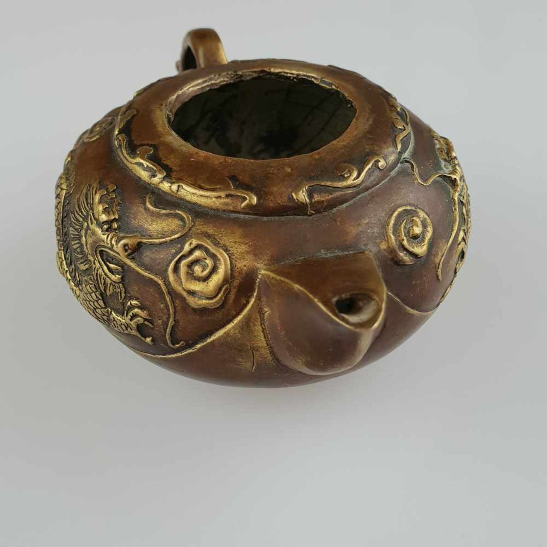 Teekanne - China, Bronze, kugeliger, gedrückter Korpus, Wandung mit zwei halbplastischen Drachen, - Bild 3 aus 7