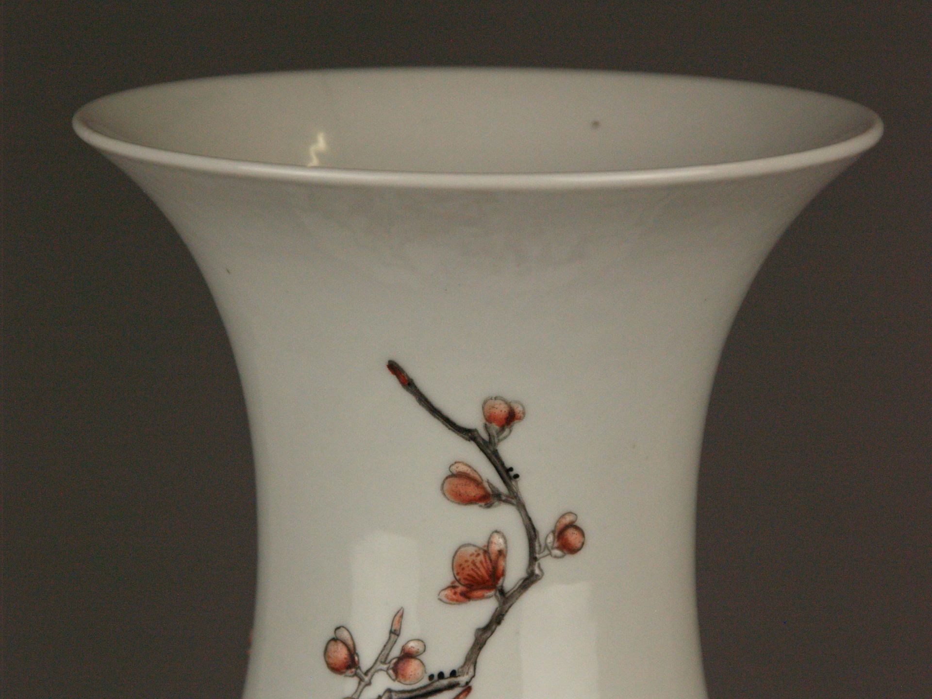 'Famille rose'-Vase mit Elstern und blühenden Pflaumen - China, Porzellan, bemalt mit - Bild 2 aus 9