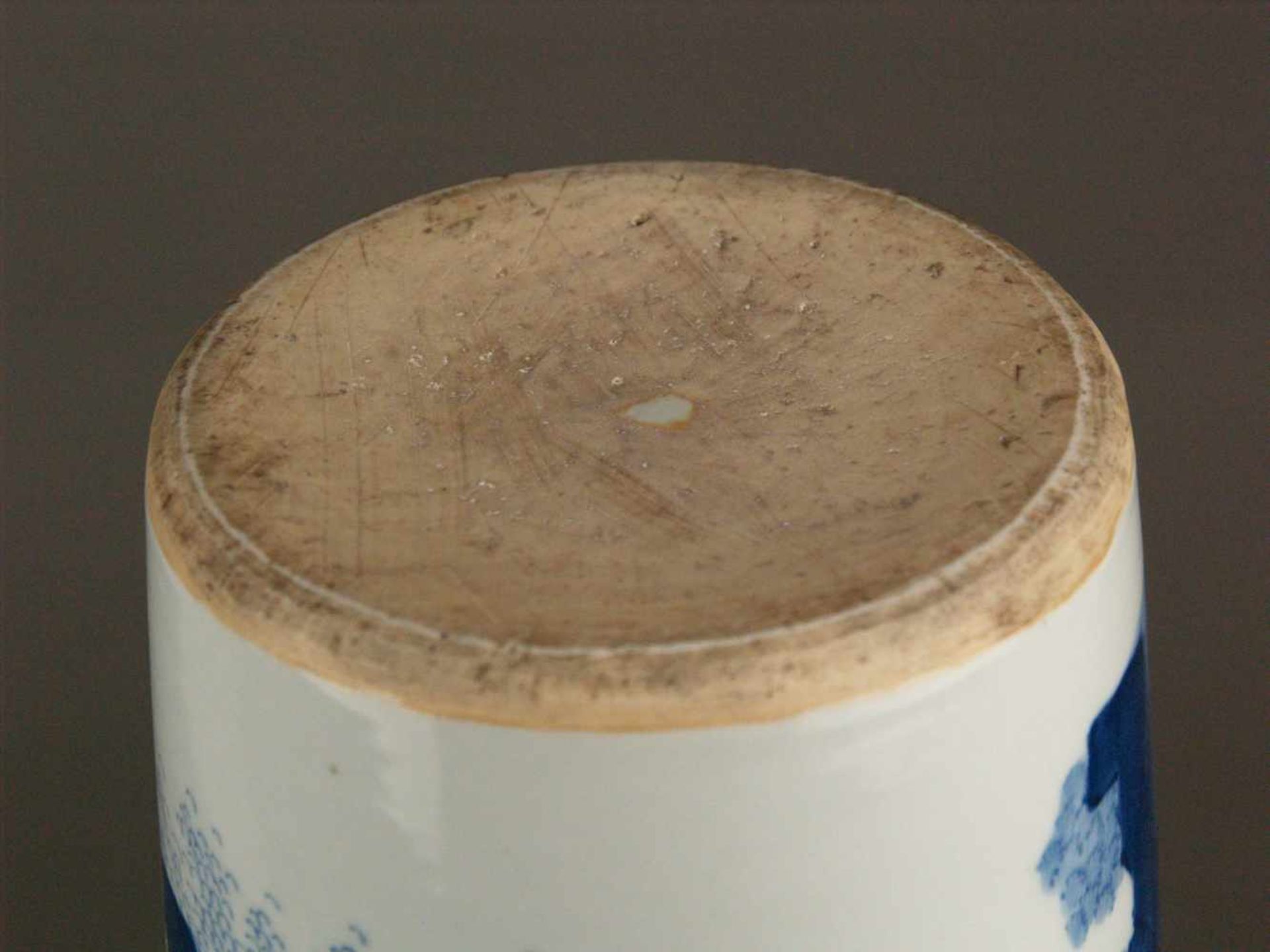 Blau-Weiß-Vase - China, hohe leicht ausgestellte Zylinderform mit eingeschnürter Mündung und - Bild 9 aus 9