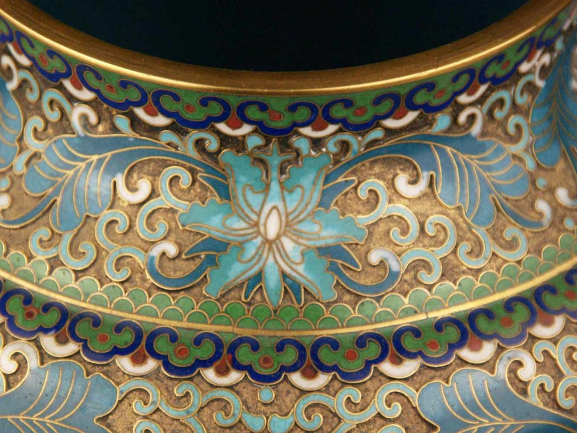 Cloisonné-Deckelvase - gebauchter Korpus, Messing mit polychromem Cloisonné-Reliefdekor mit - Bild 5 aus 7