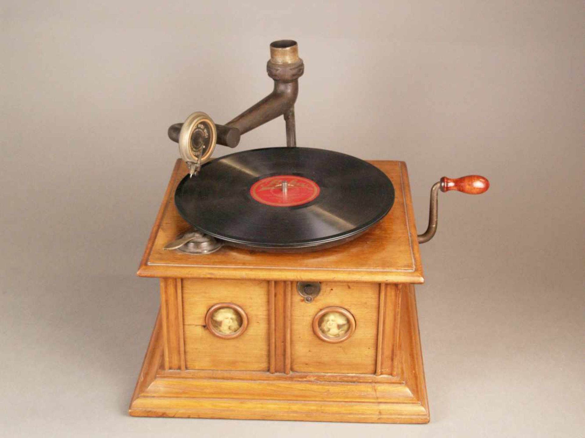 Altes Grammophon - Holzgehäuse, Vorderseite mit zwei Damenporträts, Schalldose gemarkt "Veni Vidi - Bild 6 aus 10