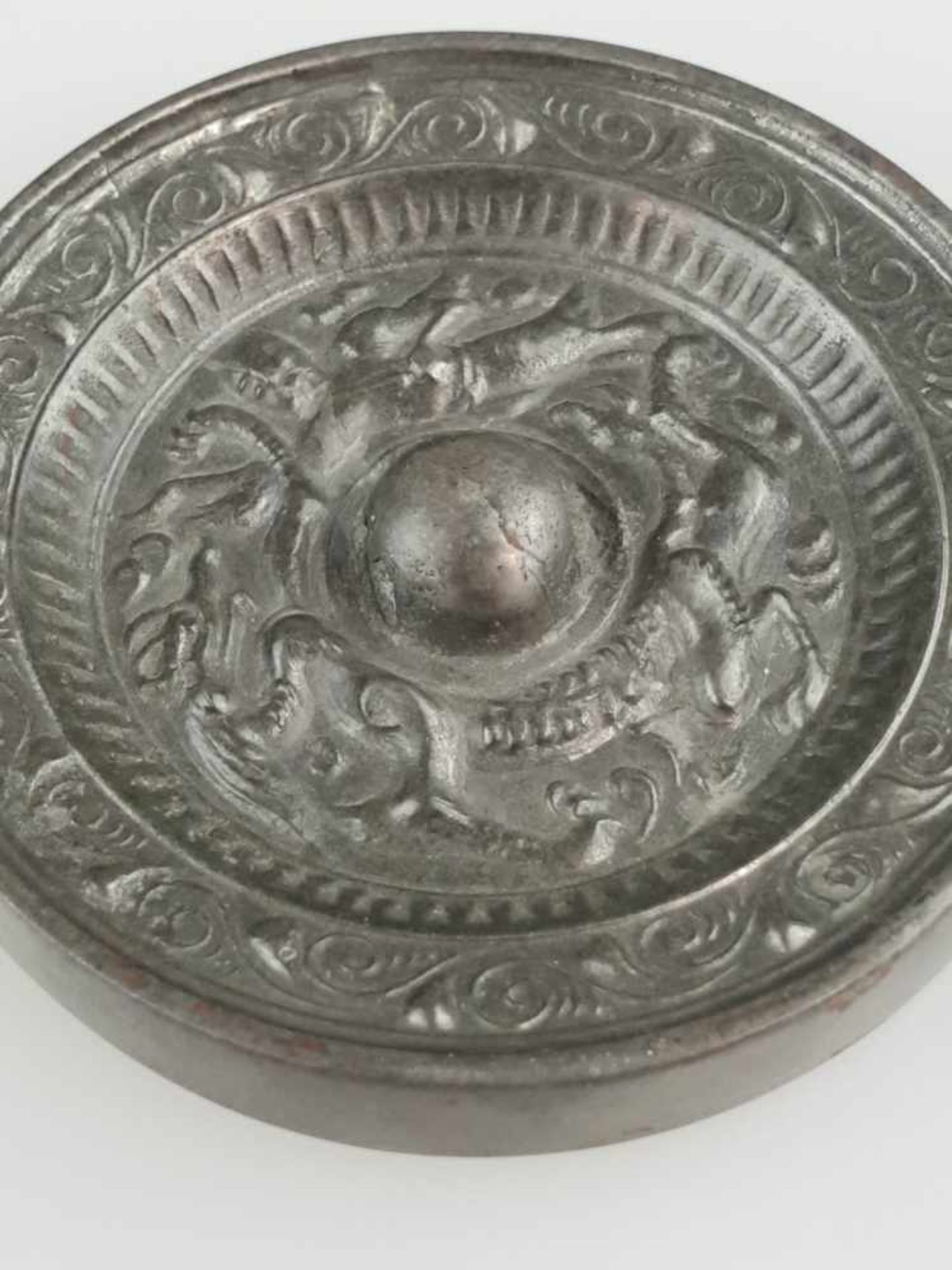 Miniaturspiegel - China, Zinnbronze mit silberfarbenem Überzug, runde Form mit reliefiertem - Bild 3 aus 4