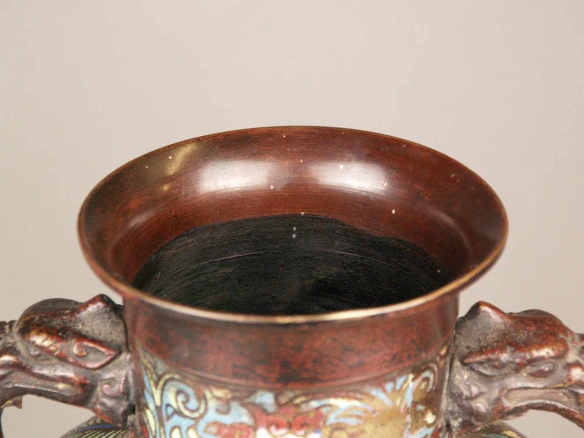 Cloisonné-Vase - Metall bronziert/Cloisonné, gebauchte Balustervase mit zwei Zierhenkeln in - Bild 2 aus 11