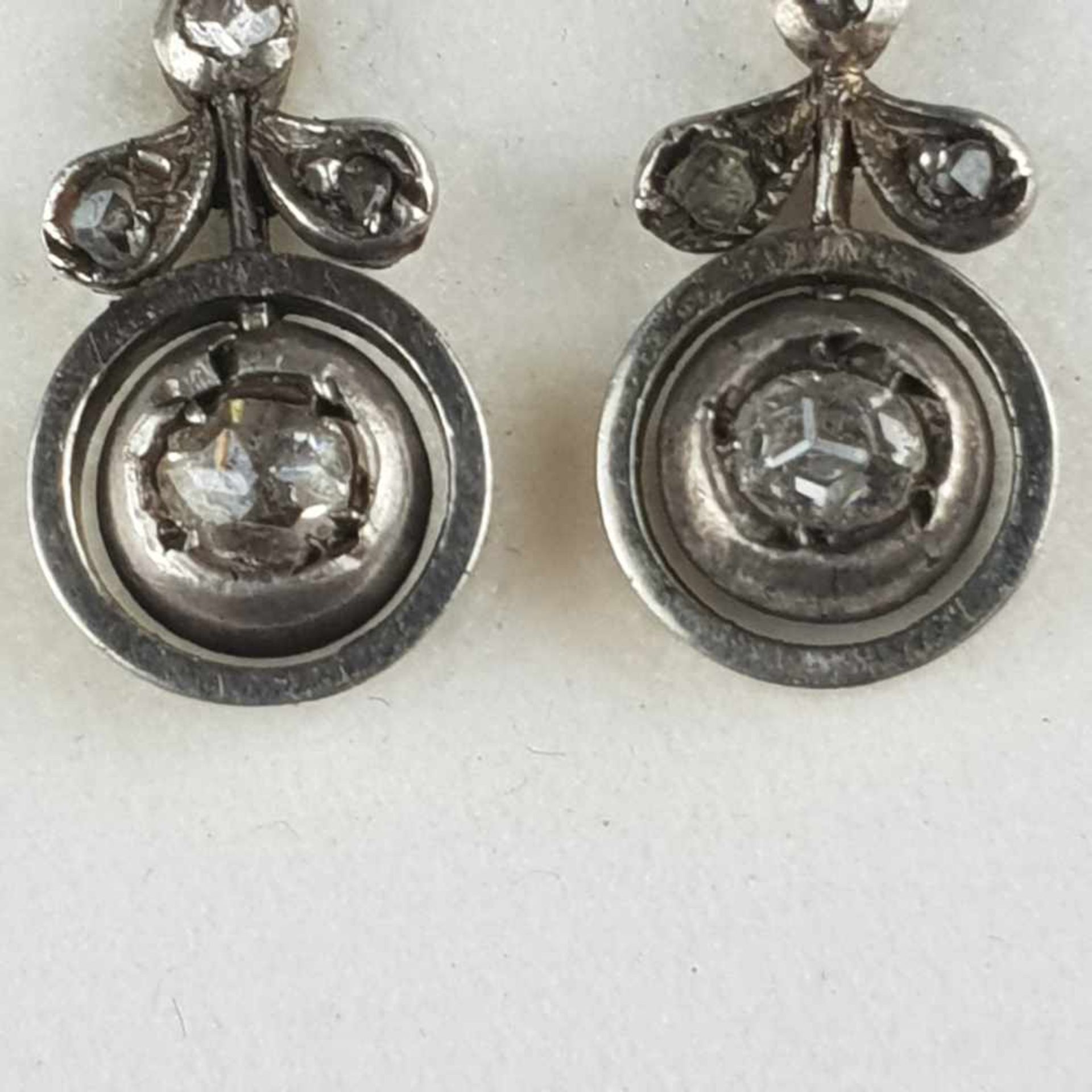 Paar filigrane Ohrhänger - England, 18.Jh., Gold auf Silber, Ohrhänger in Form von belaubten - Bild 3 aus 4