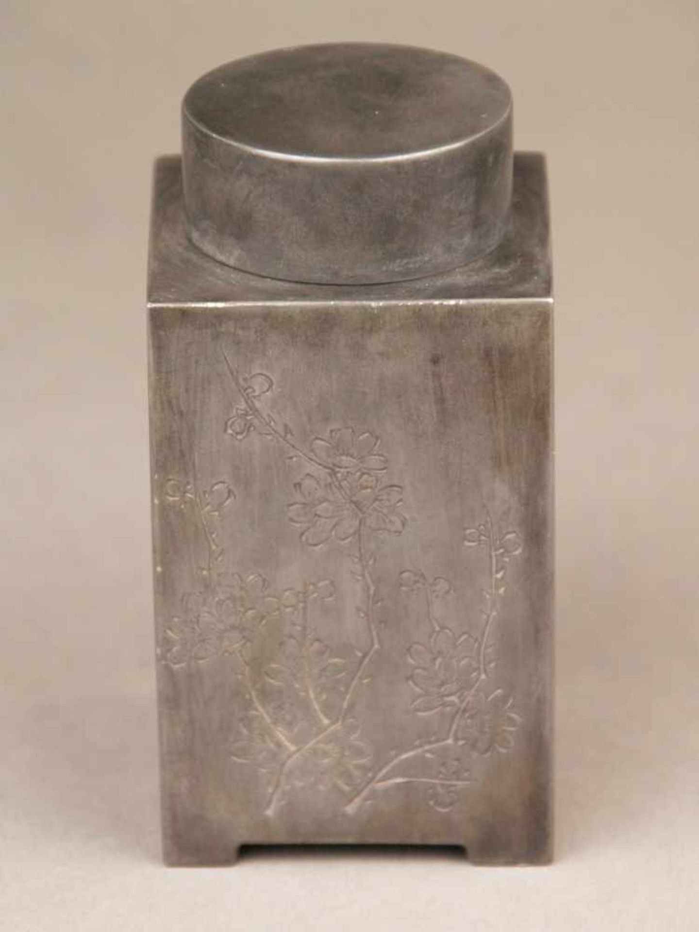 Teedose - China, wohl Anfang 20.Jh., Zinn, quaderförmiger Korpus mit aufgesetztem zylinderförmigem