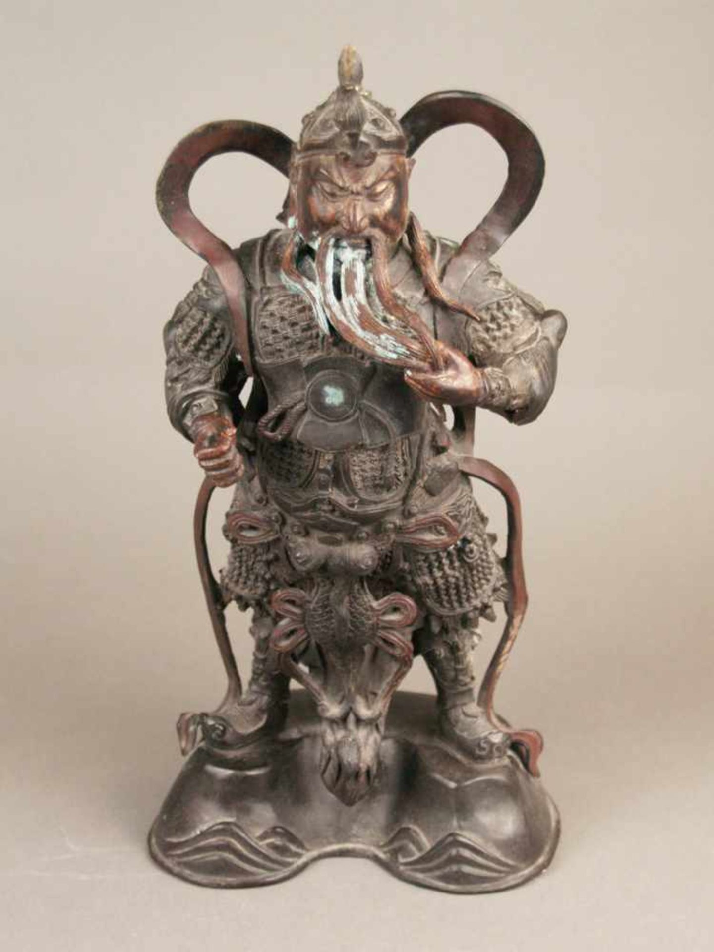 Bronzefigur des Gottes Guan di (auch Guan Yu)- China, Bronze, Spuren von Goldlackfassung,