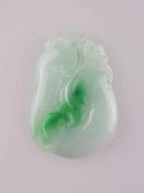 Jadeanhänger/Talisman- seladonfarbene Jade (Jadeit) mit synthetischen grünen Farbeinschlüssen,