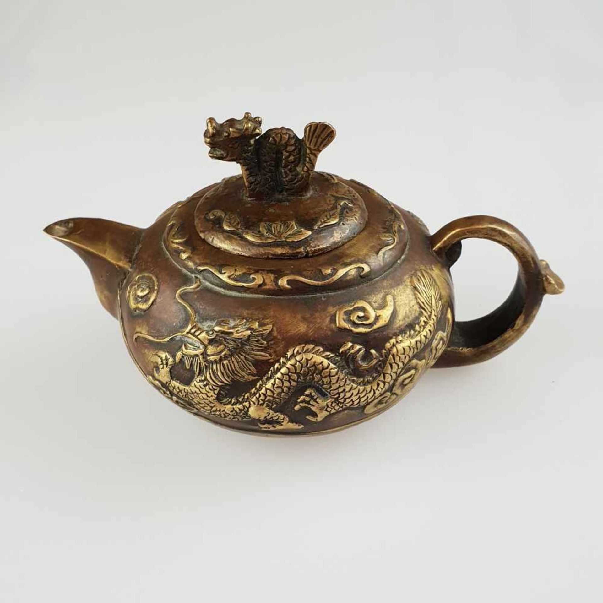 Teekanne - China, Bronze, kugeliger, gedrückter Korpus, Wandung mit zwei halbplastischen Drachen,
