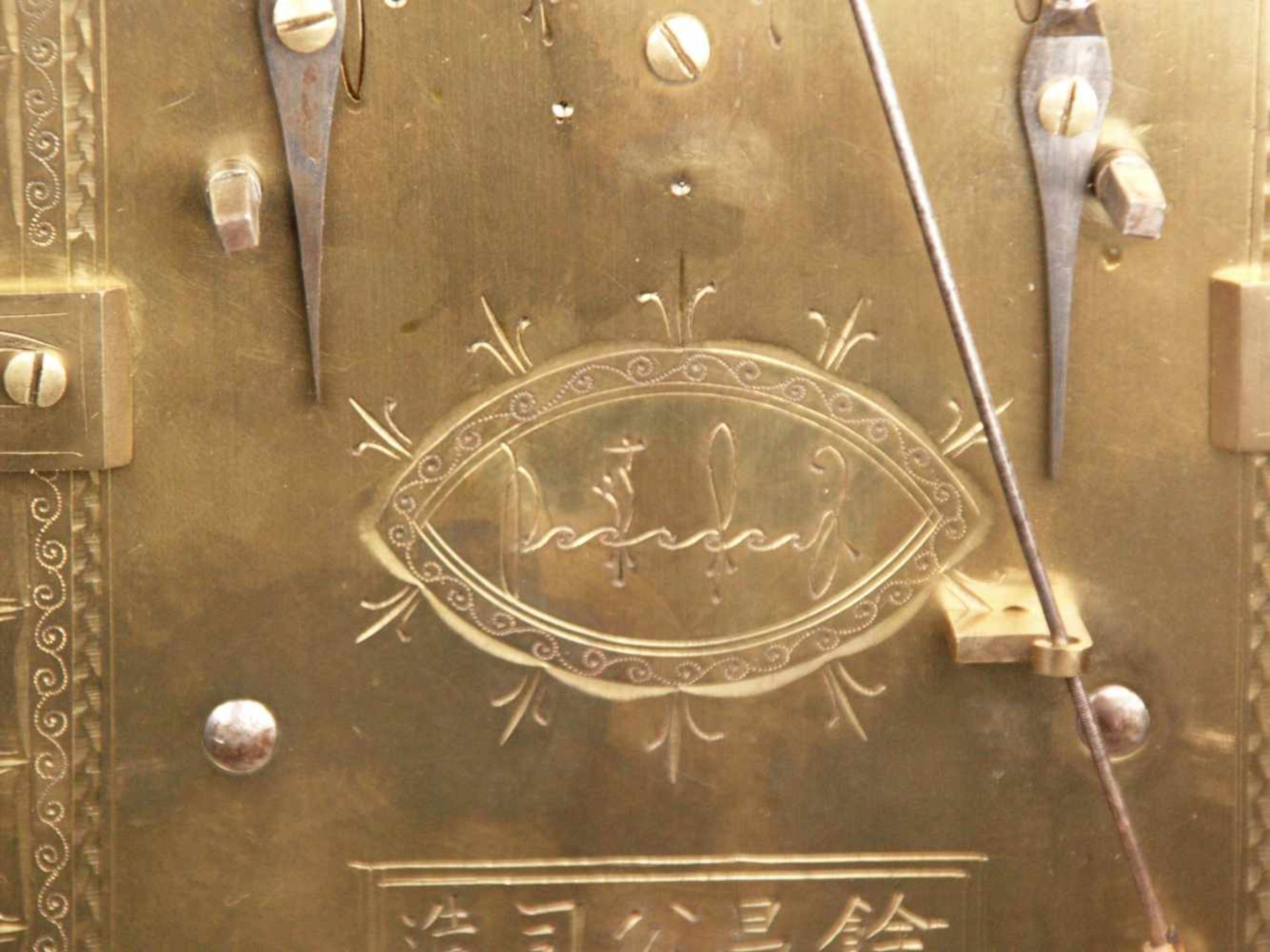 Tischuhr - China, 2-teiliges Hartholzgehäuse, "Yuchang company", Perlmuttintarsien, durchbrochen - Bild 17 aus 19