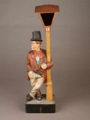 Holzfigur-Automat - "Pfeiffender Trunkenbold an Laterne lehnend", Holz geschnitzt, farbig gefasst,