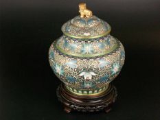 Cloisonné-Deckelvase - gebauchter Korpus, Messing mit polychromem Cloisonné-Reliefdekor mit