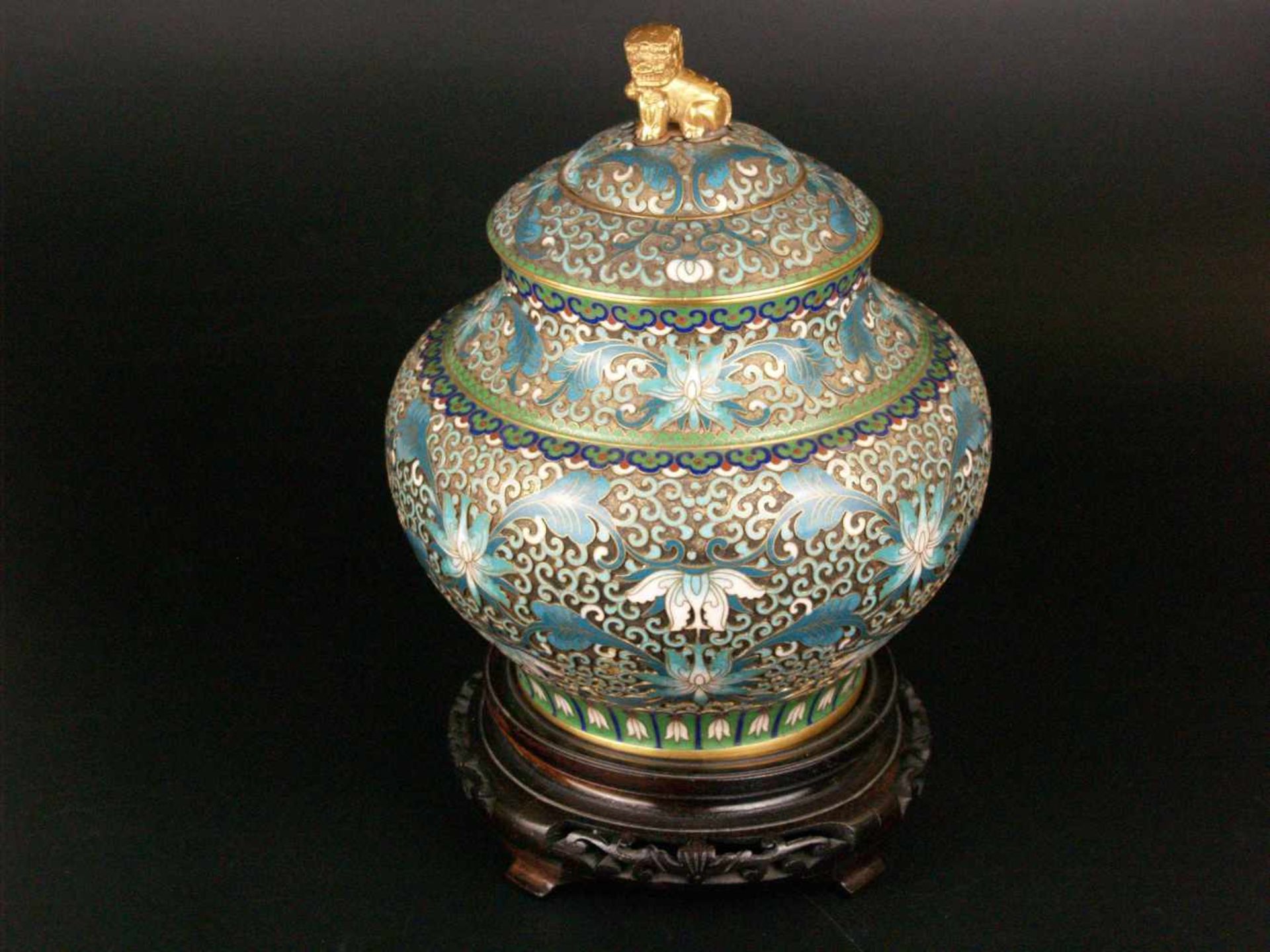 Cloisonné-Deckelvase - gebauchter Korpus, Messing mit polychromem Cloisonné-Reliefdekor mit