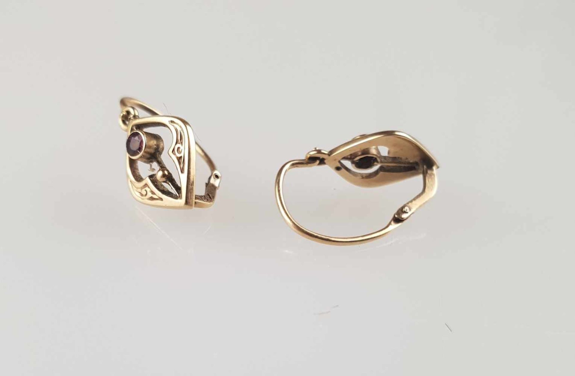 Zwei Paar Biedermeier-Ohrringe - Gold 14 Karat, punziert 585, Steinbesatz: kleine Opalcabochons - Bild 2 aus 3